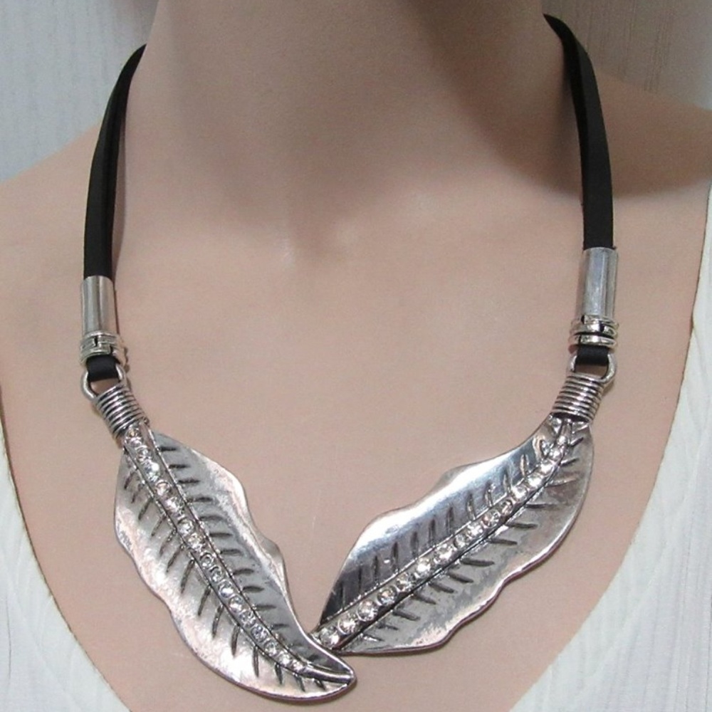 Leaf necklace Very nice good quality- Clear stones